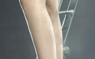 丽柜 - 最新写真意外出现——安娜的红裙让我想趁机学跳舞，结果却只能横着走。