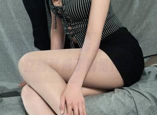 丽柜 - 悠悠的姿态,搭上了这件定制旗袍,立刻就成了展览作品!