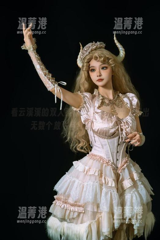 看云溪溪的双人教室写真，脑海中浮现出无数个放飞自我的课堂时刻。