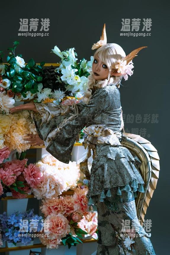 云溪溪，旗袍百合，这组写真里的色彩就像一杯刚调好的饮品，怀着满心期待。