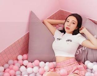 嗲囡囡 - 当雅茹老师的牛仔裤在图库里静静蜷缩时,谁还会记得田园风?