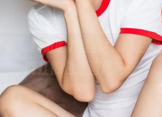 头条女神 - 易阳的JK图片,问世间有几人能扛得住这画风?!