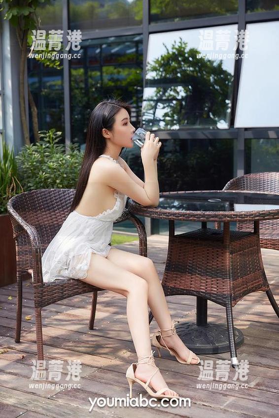 尤蜜荟-小热巴 尤蜜荟 - 小热巴的天台写真,让缠绵的一刹那被定格。