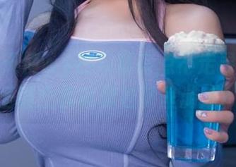 无颜小天使wy的写真有点不走寻常路,圣诞全套就像在梦里游荡?