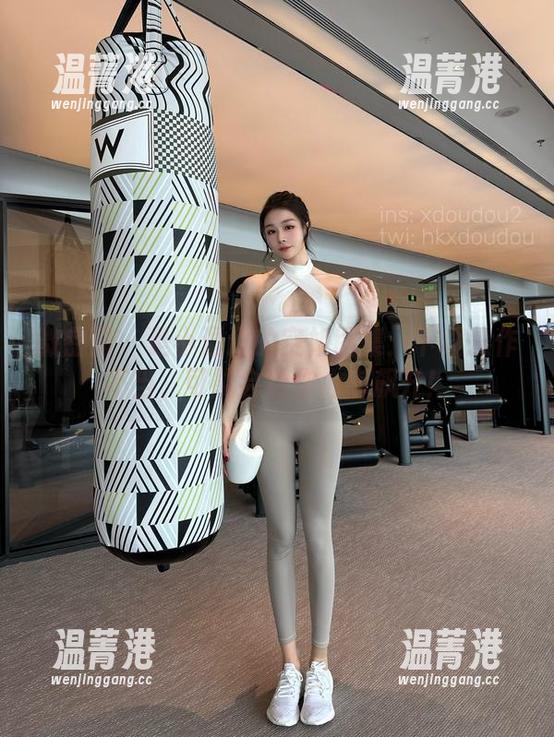 微密圈 - 是小逗逗的空姐图集：下载操作不当，可能会让你心率飙升！