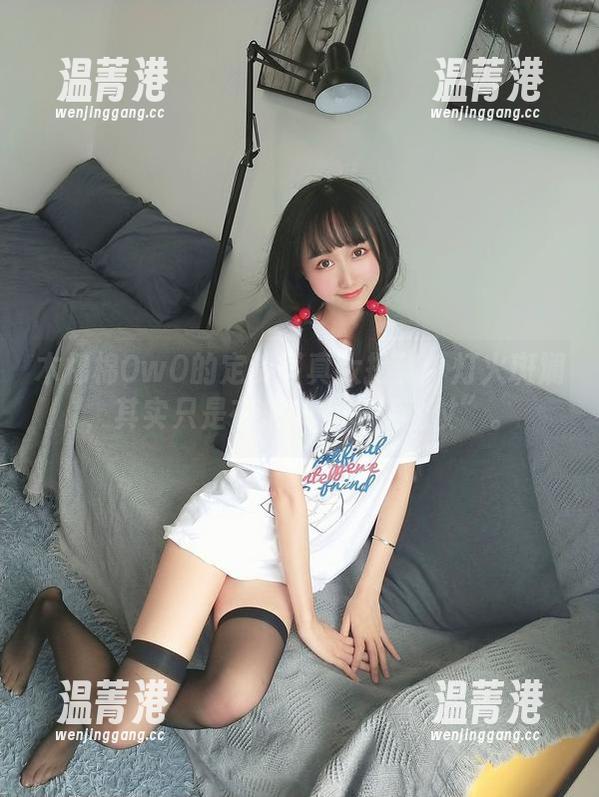木棉棉OwO的定制写真大揭秘：灯火斑斓，其实只是在集市上“打乱仗”。