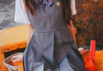 制服与制服的碰撞?桜桃喵的私拍图包给你别样的逗趣体验!