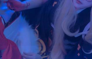 渊秧的无圣光版礼服,心中默默为这反差赞一下。