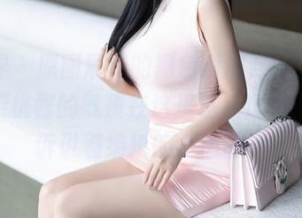 语画界 - 原图展现的黑色瞬息万变,Cherry樱桃酱的气质在这里悠然浮现,仿佛诉说着细腻的小插曲。