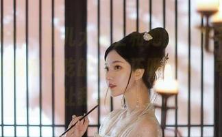 实话实说,露儿大魔王和她的“伊芙琳”写真比我每天吃的甜点还吸引人,可能会让我流口水。