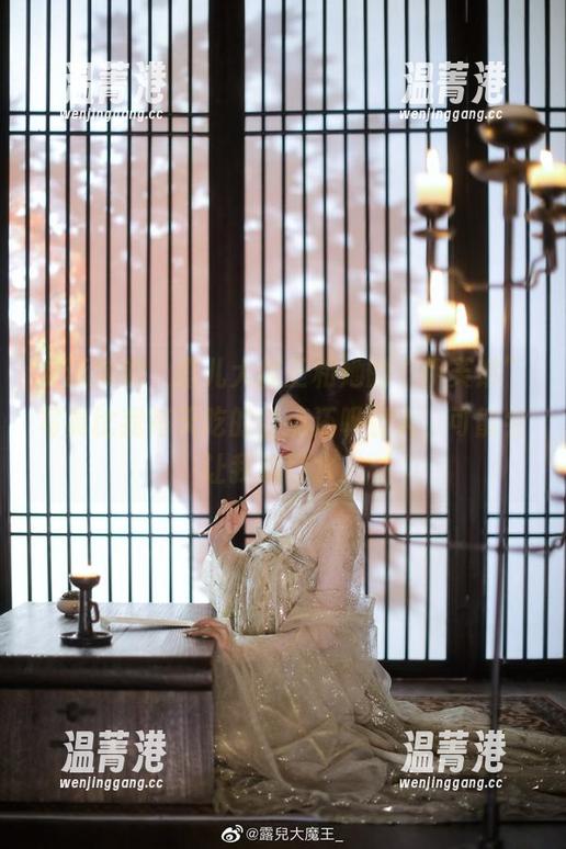 露儿大魔王 实话实说,露儿大魔王和她的“伊芙琳”写真比我每天吃的甜点还吸引人,可能会让我流口水。