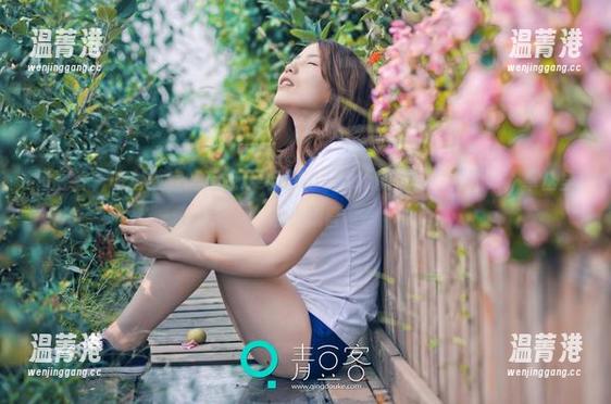 青豆客 - 在外婆家的后院：绮梦Cherish的户外私拍图集，草丛里的小惊喜