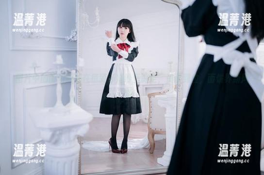 面饼仙儿 图片中的面饼仙儿在德丽莎婚纱里游走,资源到位,面饼界新风尚!