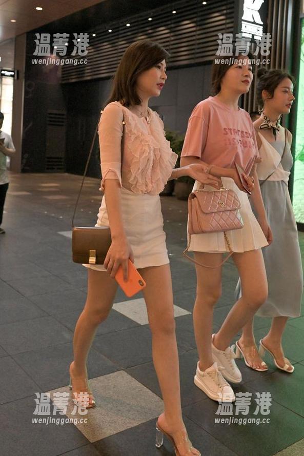 魔镜街拍-婷婷 魔镜街拍 - 在工作日也要‘会呼吸的艺术’:婷婷的定制黑丝作品大揭秘