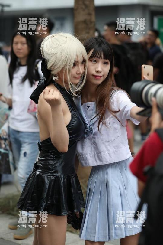 魔镜街拍-艾小青 魔镜街拍 - 没想到艾小青在这张原图的超短裙上放了这么多情感,肉丝网红的气质在照片里无限延伸。