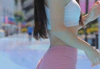 魔镜街拍最新分享:让你在办公室绽放风华的西装高跟百褶裙!